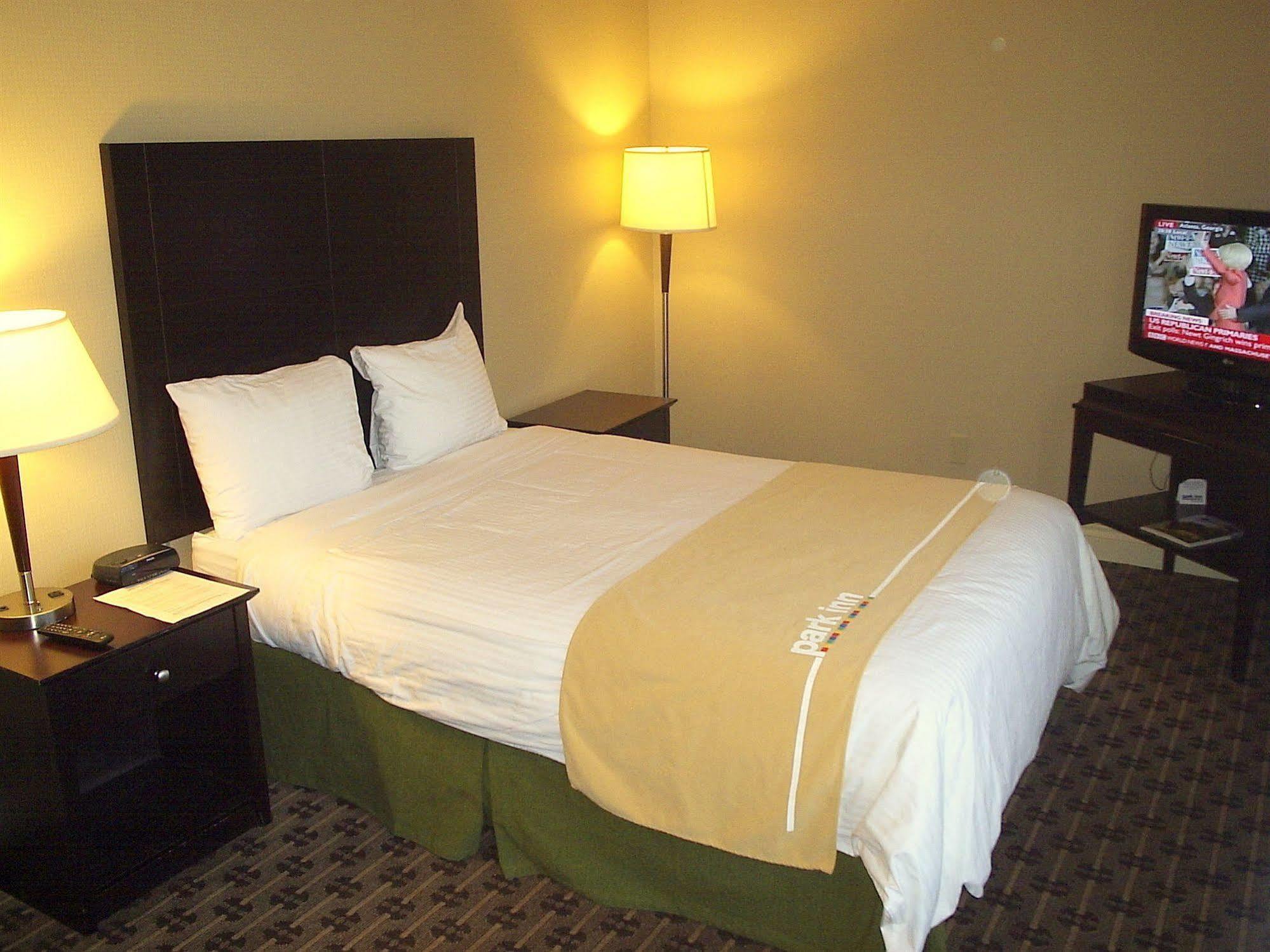Park Inn & Suites By Radisson Ванкувър Екстериор снимка