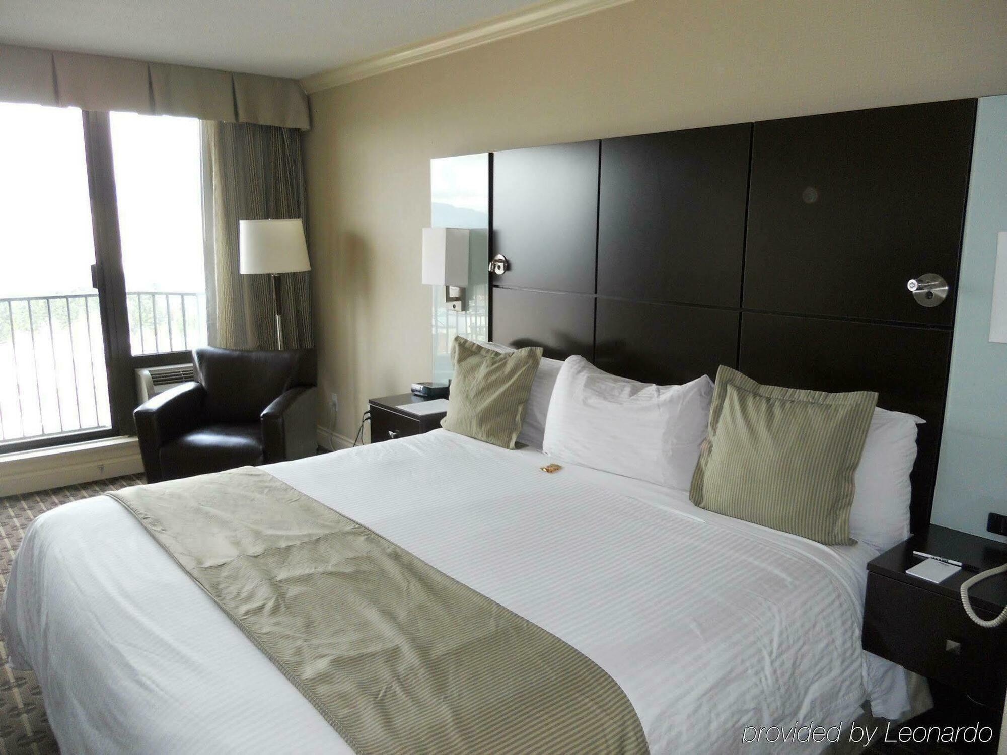 Park Inn & Suites By Radisson Ванкувър Екстериор снимка