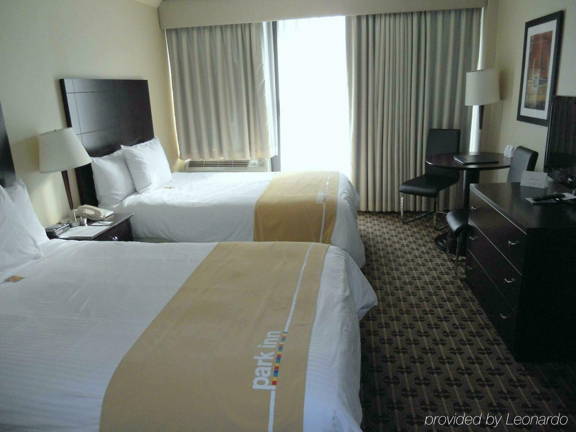 Park Inn & Suites By Radisson Ванкувър Екстериор снимка